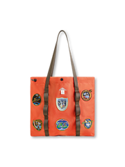 アポロ号テーマの刺繍が施されたオレンジ色のナイロン製トートバッグ。大容量で機能性があり、デザイン性も高い。

