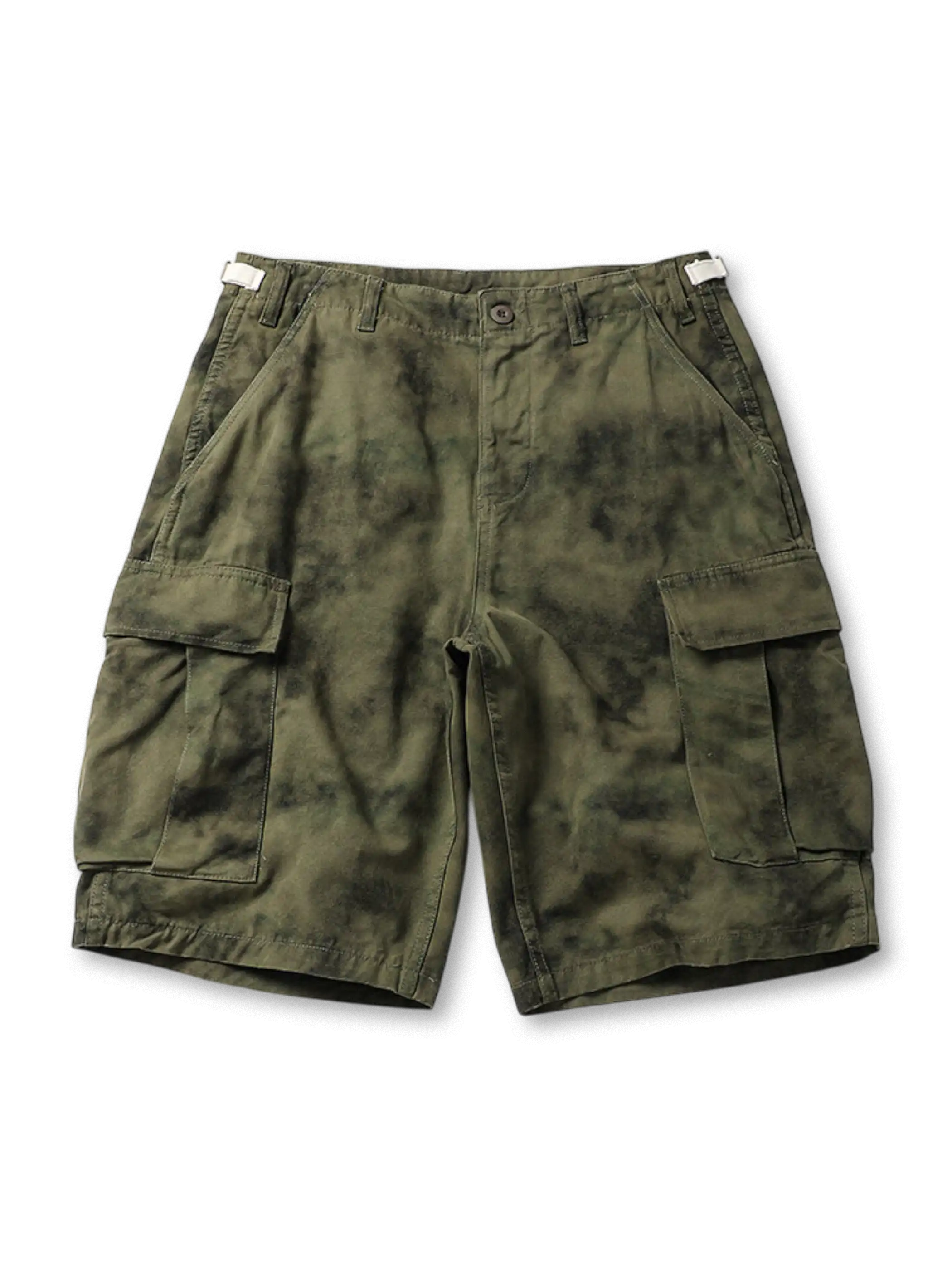 洗い加工によるムラ染め風の色合いが際立つカーゴショーツの正面全体。大きめのポケットとアジャスター付きウエストが見える