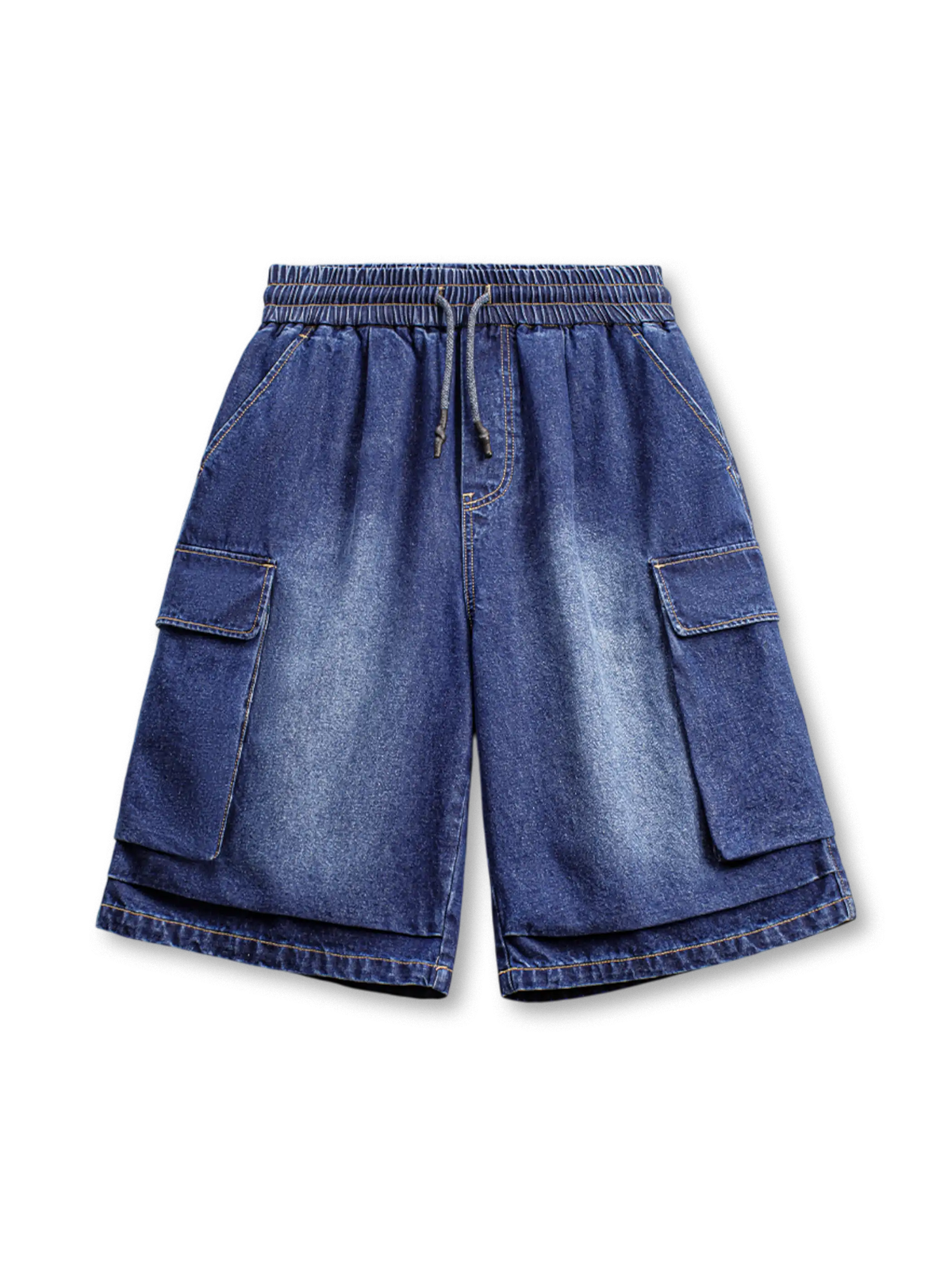 ウォッシュデニムのショーツ、両サイドにフラップポケットとBombBee刺繍がある