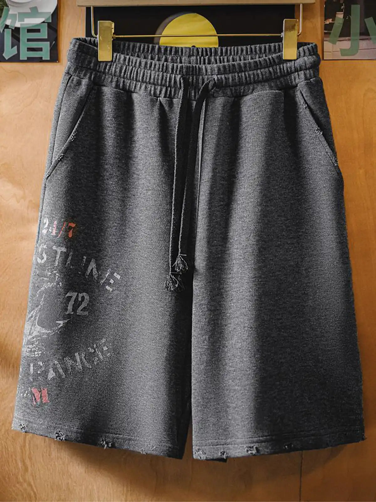 船の錨のデザインと破壊加工が施された航海柄のショートパンツの前面画像。ナチュラルでユニークなデザインが際立っています。