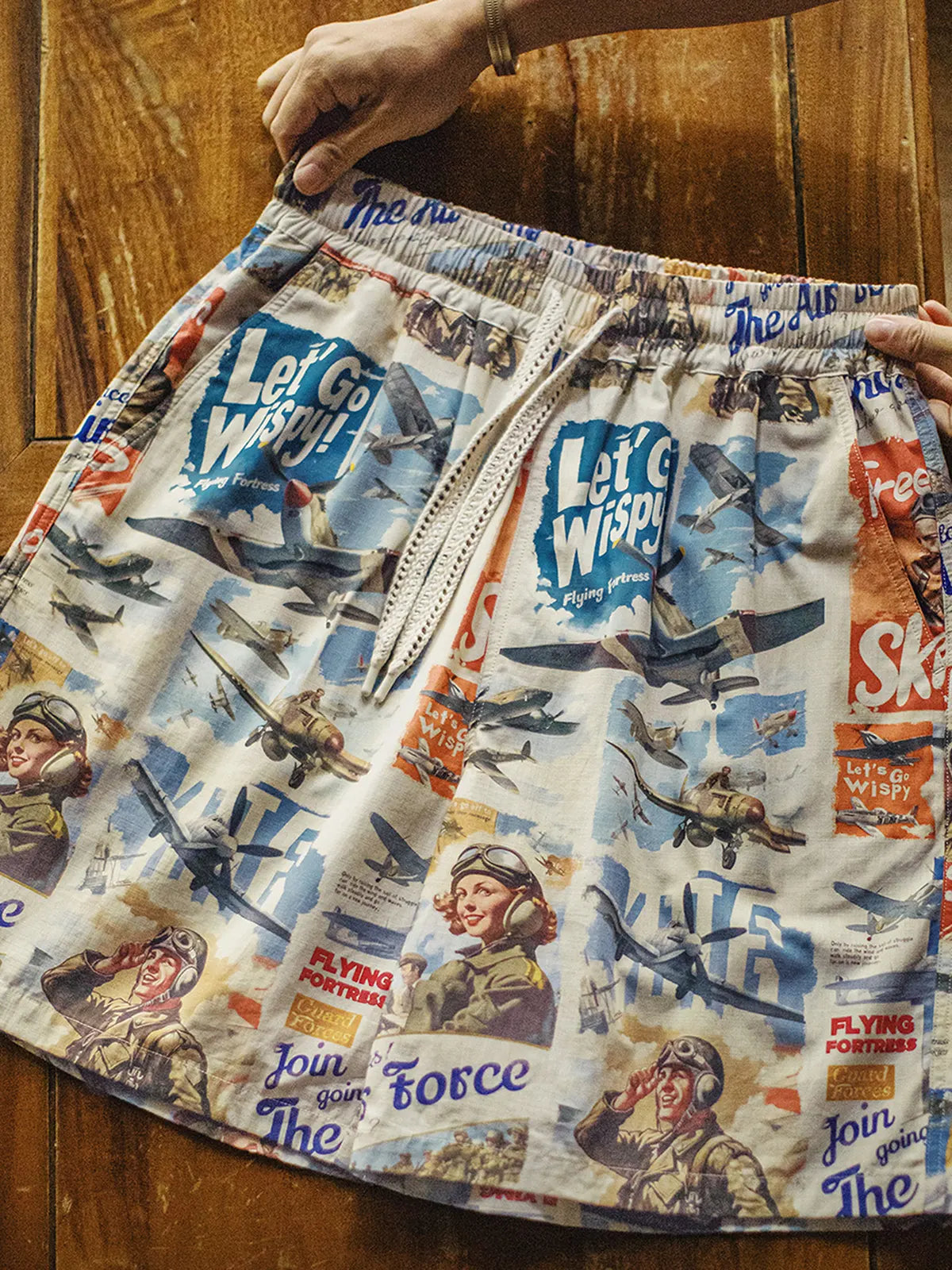 飛行機とピンナップガールを全面にプリントした総柄ショーツ