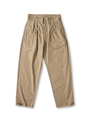 ハイウエストとワイドシルエットが特徴のヴィンテージデッキパンツ全体像。洗い加工された生地と伝統的なパンツ耳、象牙果ボタンが目を引く。