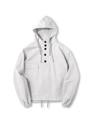 フロントに半開襟のボタンが並び、フードとワイドシルエットが目立つプルオーバー型ミリタリーパーカー

詳細画像: 袖口や裾に施されたゴム＆ドローコードの調節部分、胸ポケットの縫製ディテール、310gダブルワープツイル生地の質感が確認できるクローズアップ