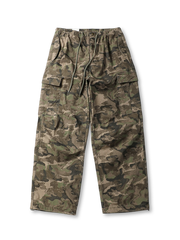 迷彩柄のカジュアルパンツ