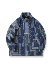 藍染めバンダナ柄フライトジャケットの正面デザイン。匠の技による藍染め技法で仕上げられたペイズリー柄が特徴で、二重構造のスタンドカラーとルーズフィットのシルエットが現代的なミリタリースタイルを演出