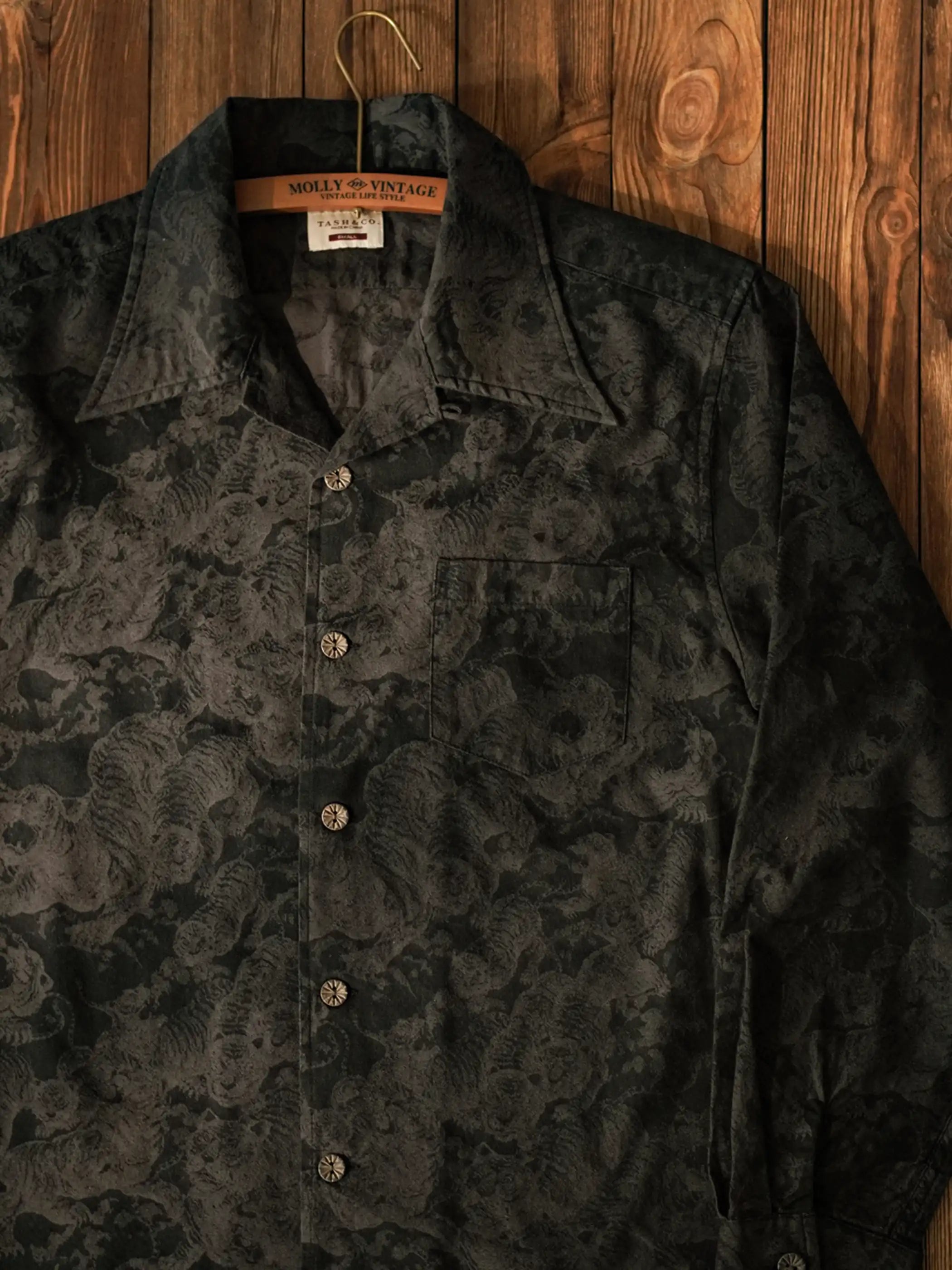 百虎ジャカード模様が施されたブラック長袖シャツの全体像