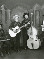 ブラックのコットンサテンウエスタンシャツ、襟やヨーク部分にオフホワイトのパイピングが施されている