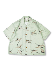 濃紺地に白い仙鶴が舞う総柄シャツの全体像。襟は開放的なキューバカラー、裾がボックスカットになっている
