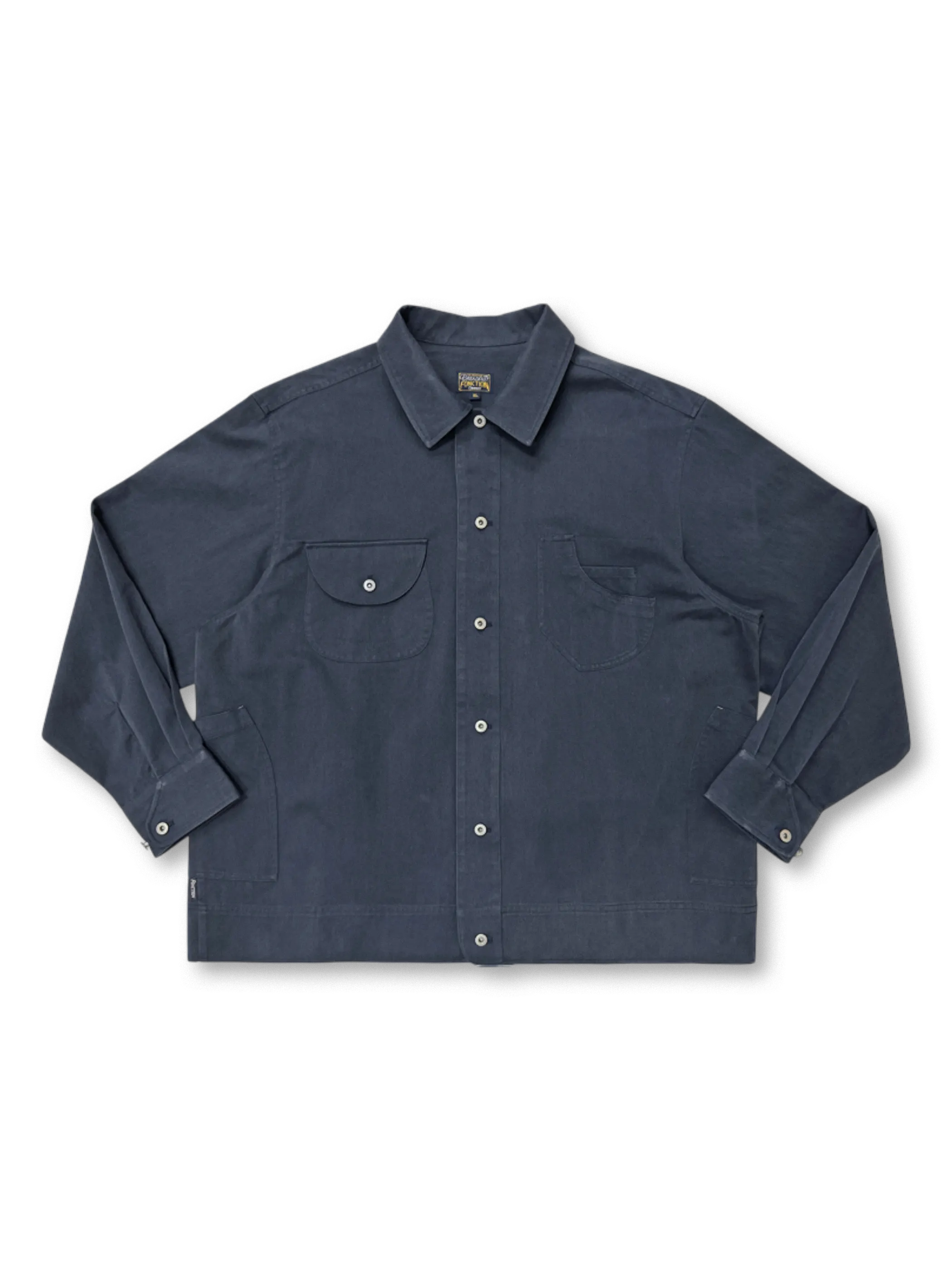 短丈でワイドシルエットのハンティングシャツジャケット