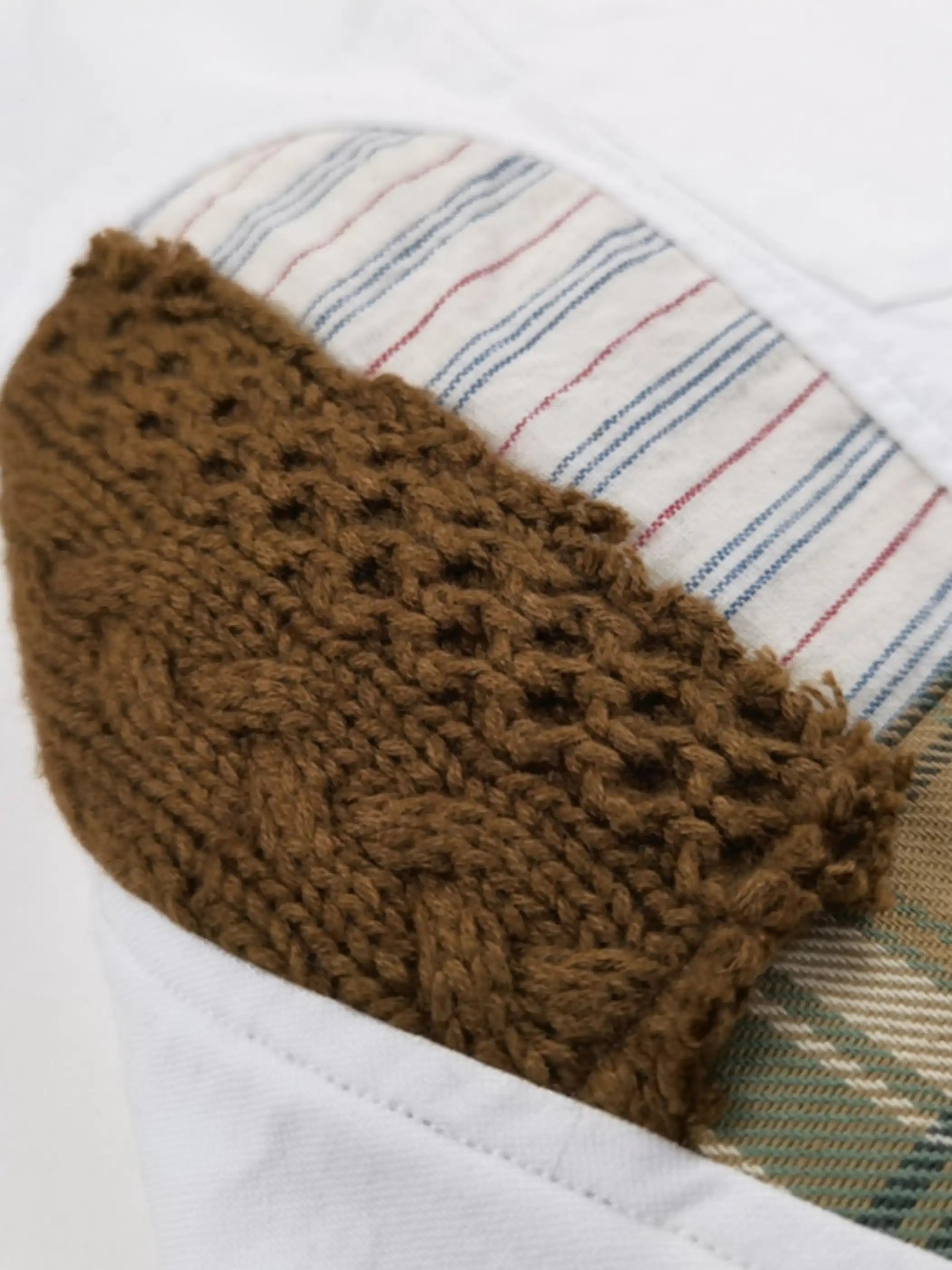 水滴型パッチワークが施されたオックスフォードシャツ全体像。肘部分のパネルが特徴的