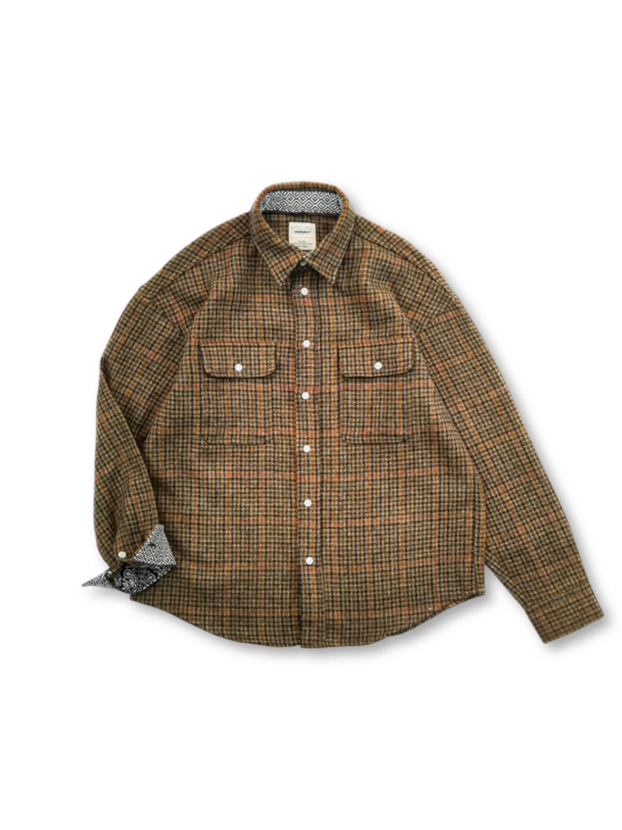 ヘビーウェイトのウールチェックシャツの全体像。胸ポケットや粗紡生地の質感が際立つ