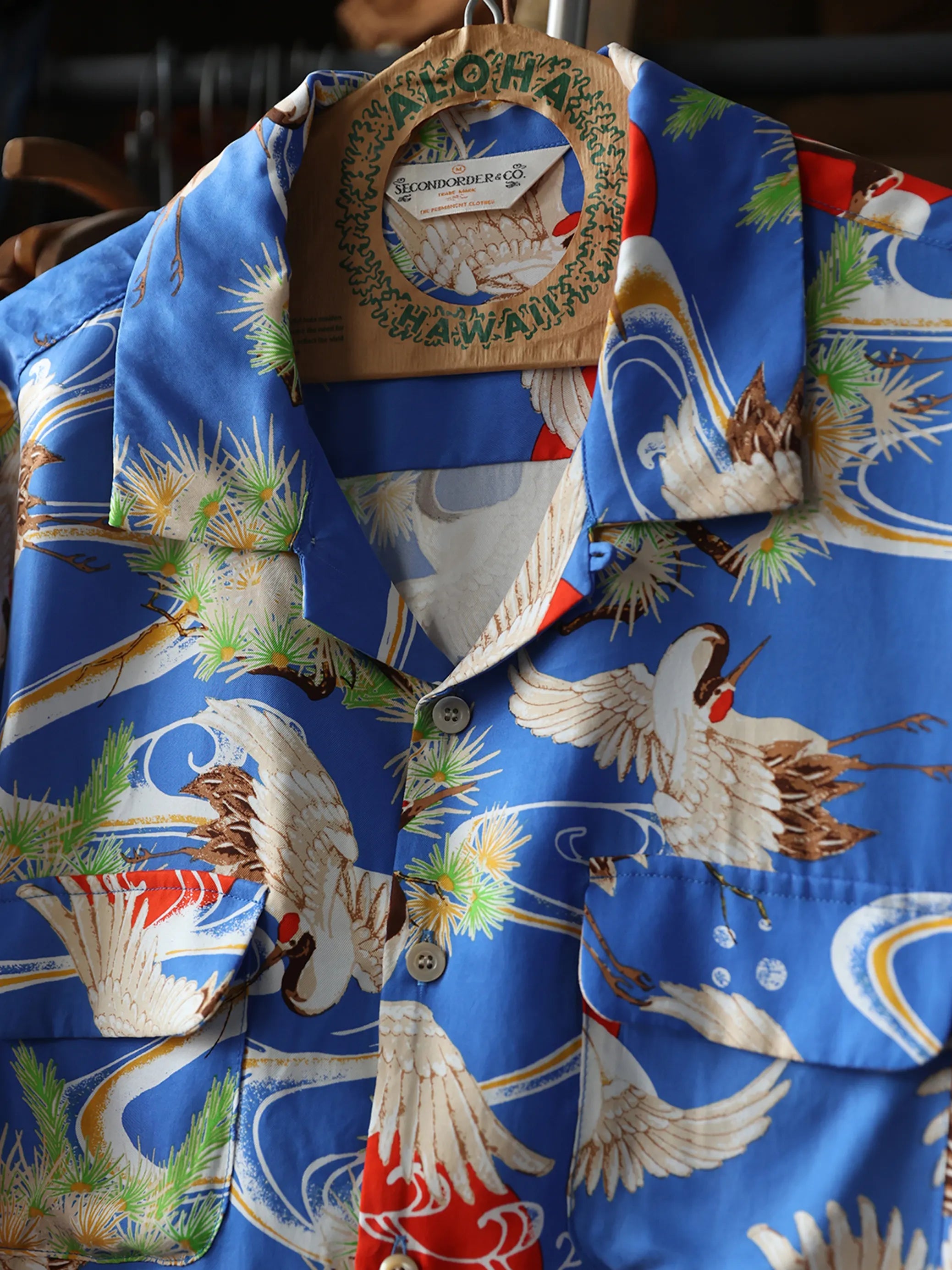 ブルー地に飛翔する仙鶴柄を大きくプリントしたオーバーサイズアロハシャツ。