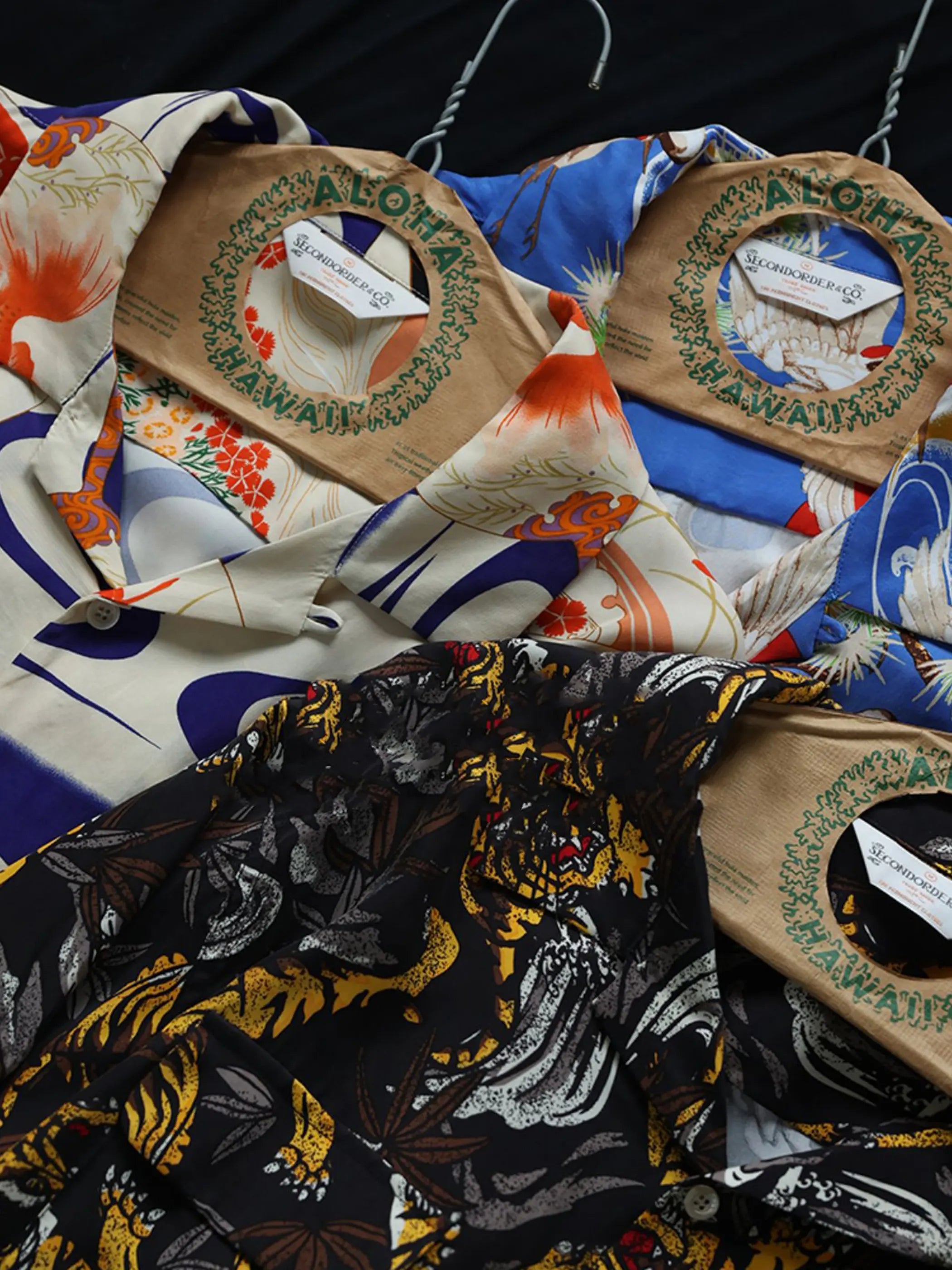 ブルー地に飛翔する仙鶴柄を大きくプリントしたオーバーサイズアロハシャツ。