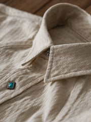 生成りコットンのジャカード生地とターコイズ調ボタンが特徴のウエスタンシャツ