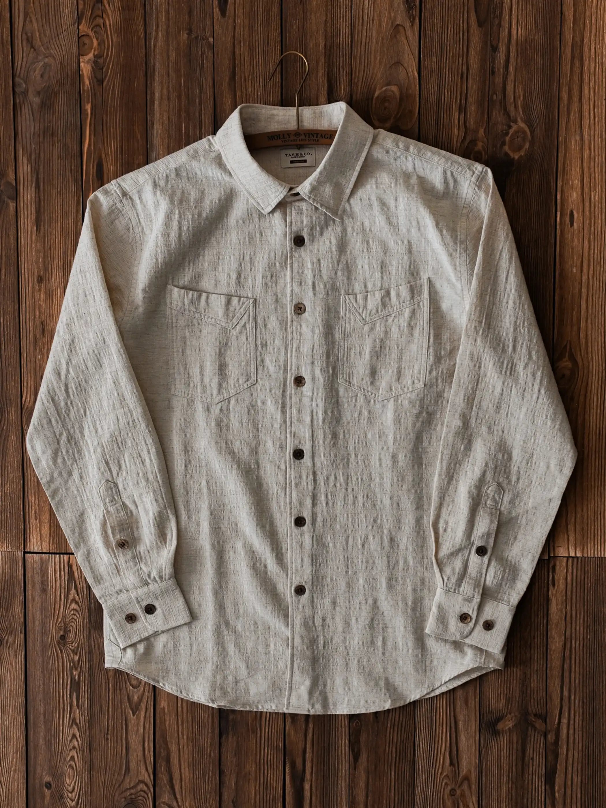 ジャカード織りのナバホ模様が施されたデニムシャツ、胸ポケットが特徴的