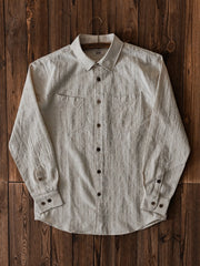 ジャカード織りのナバホ模様が施されたデニムシャツ、胸ポケットが特徴的