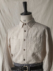 ジャカード織りのナバホ模様が施されたデニムシャツ、胸ポケットが特徴的