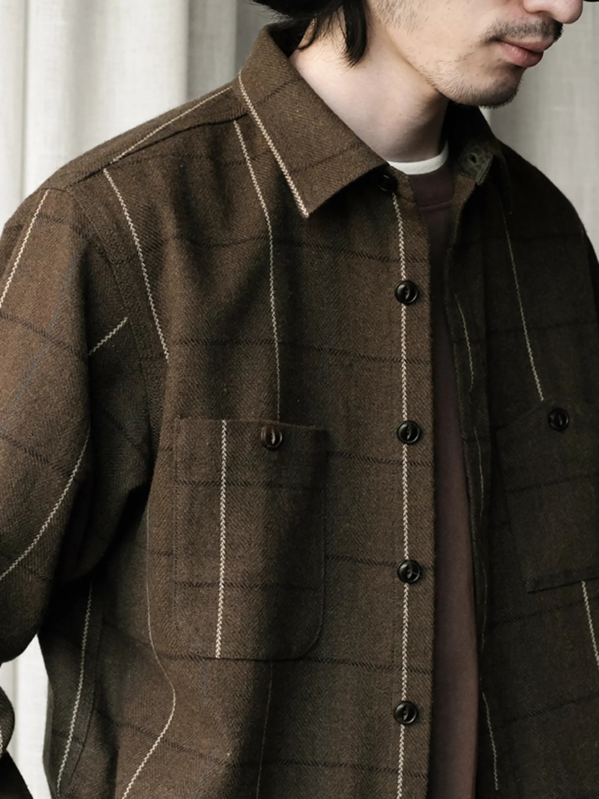 フロントビューのダークオリーブチェックウールオーバーシャツ