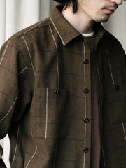 フロントビューのダークオリーブチェックウールオーバーシャツ