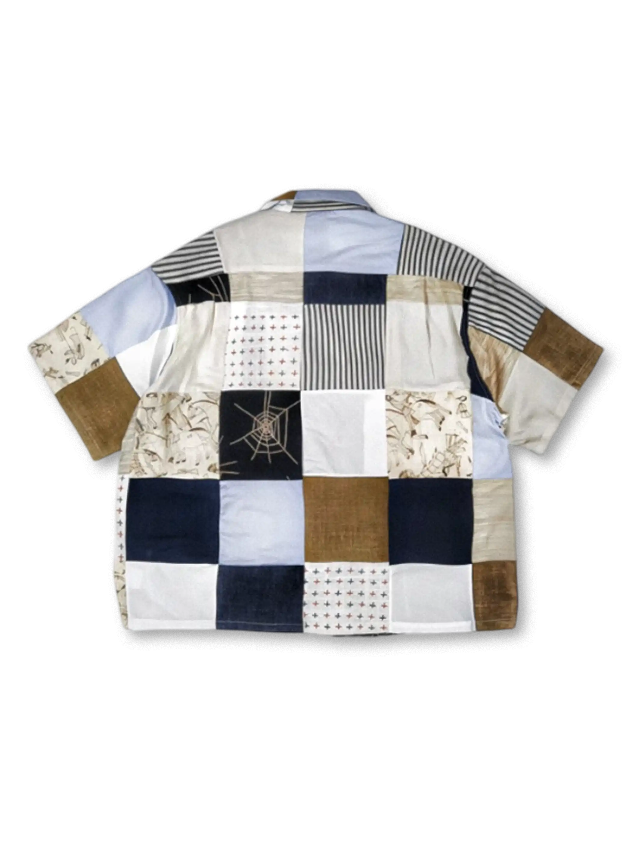 複数の生地がブロック状に縫い合わされたキューバシャツ全体。肩から裾までランダムに配置されたパネルが特徴
