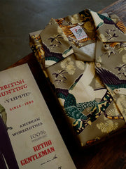 虎と孔雀のプリントが映える開襟シャツ正面