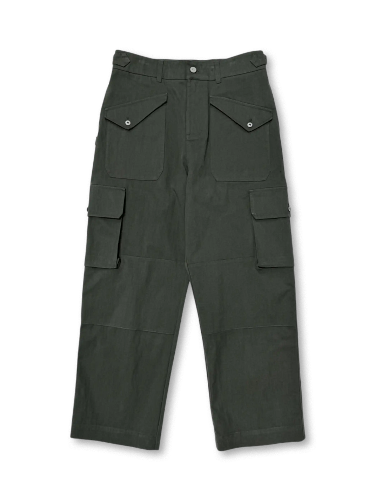 フロントに4つのポケットが配されたスウェーデン風ワイドカーゴパンツ