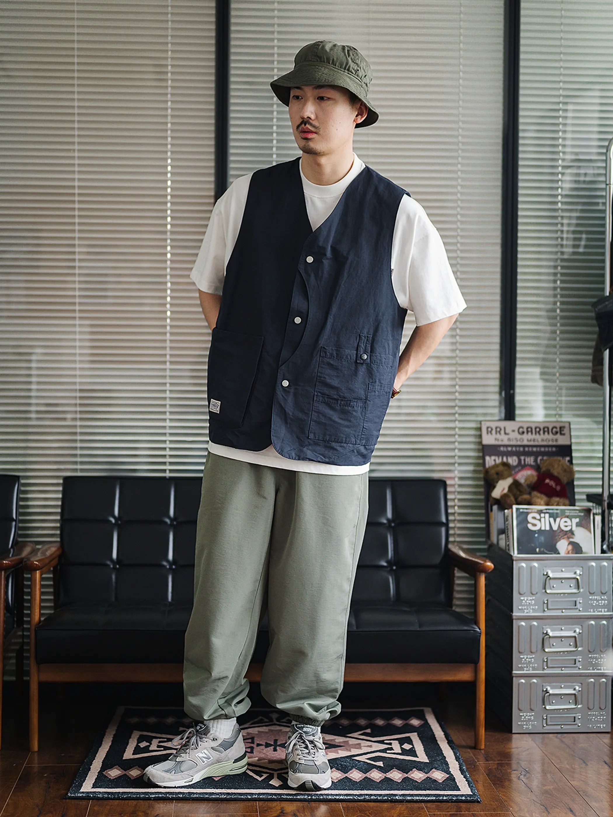 幅広いポケットとYKK工字ボタンが特徴のハンティングベスト。