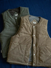 3Mシンサレートを使用したコーデュロイベスト、前面に大型斜めポケットとヴィンテージ調スナップボタン付き。