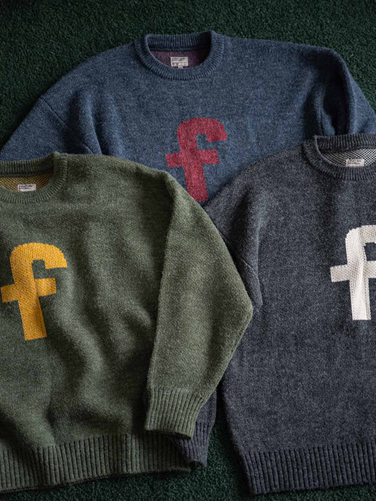 ヴァーシティセーターにインスパイアされ、胸元のアルファベットと羊毛風混紡素材が融合した、リラックスで快適なヴィンテージ学院風を表現する一着です。
