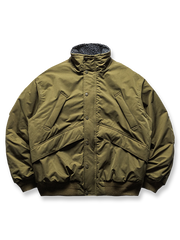 ラムファーの保温性とレトロなフライトスタイルが魅力の厚手ジャケット