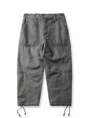 ワイドシルエットと多機能ポケットを備えたドローストリングウエストのカーゴパンツ。アウトドアやカジュアルに最適なデザイン。