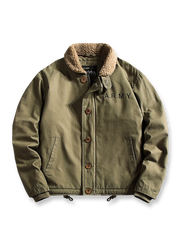 WWII米軍N-1デッキジャケットを再現した中綿入り防風ジャケット。ボタンとジッパーの二重構造、刺繍入り。