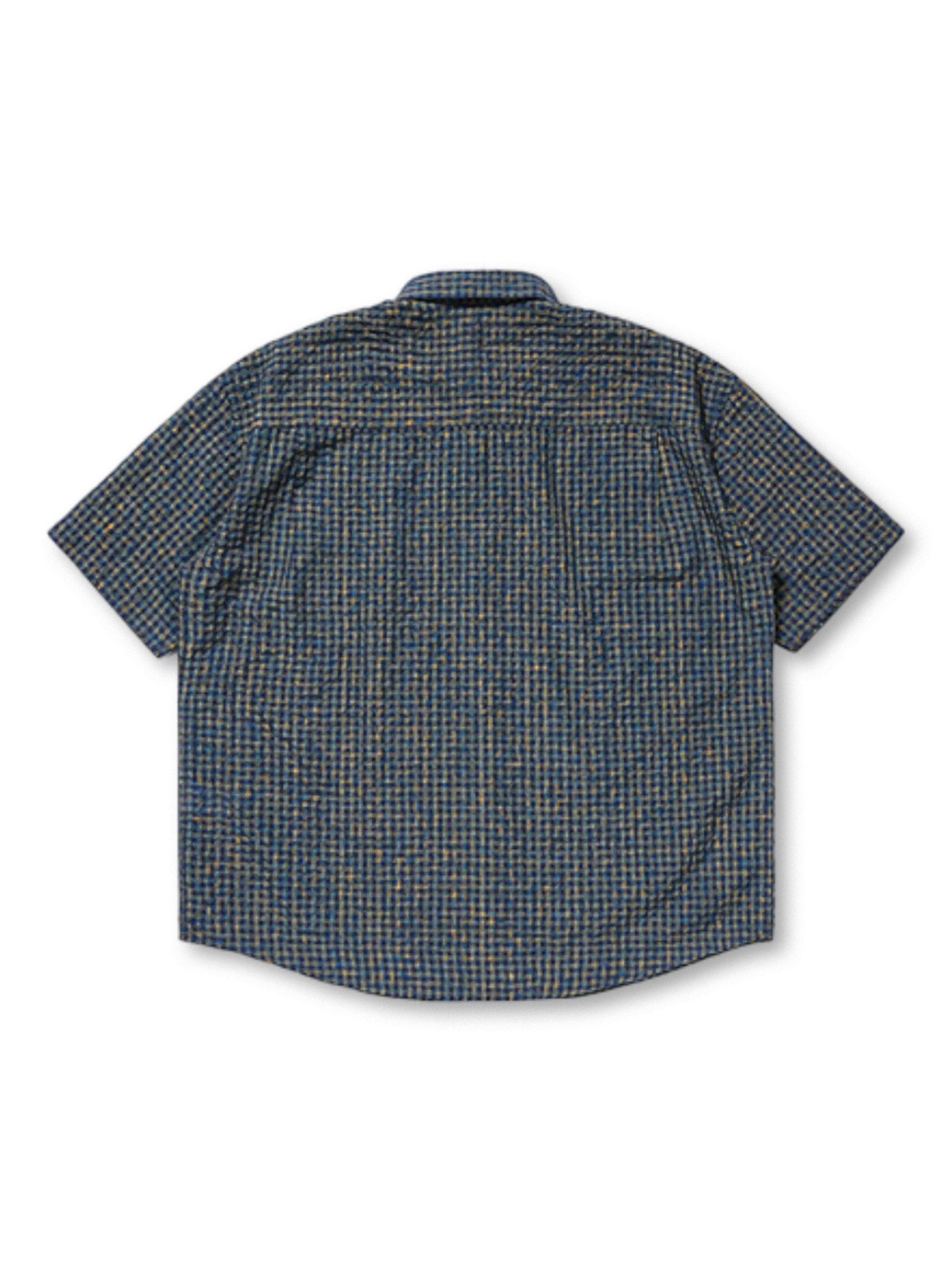 凹凸感のあるシアサッカー地で仕立てられたチェック柄の半袖シャツ