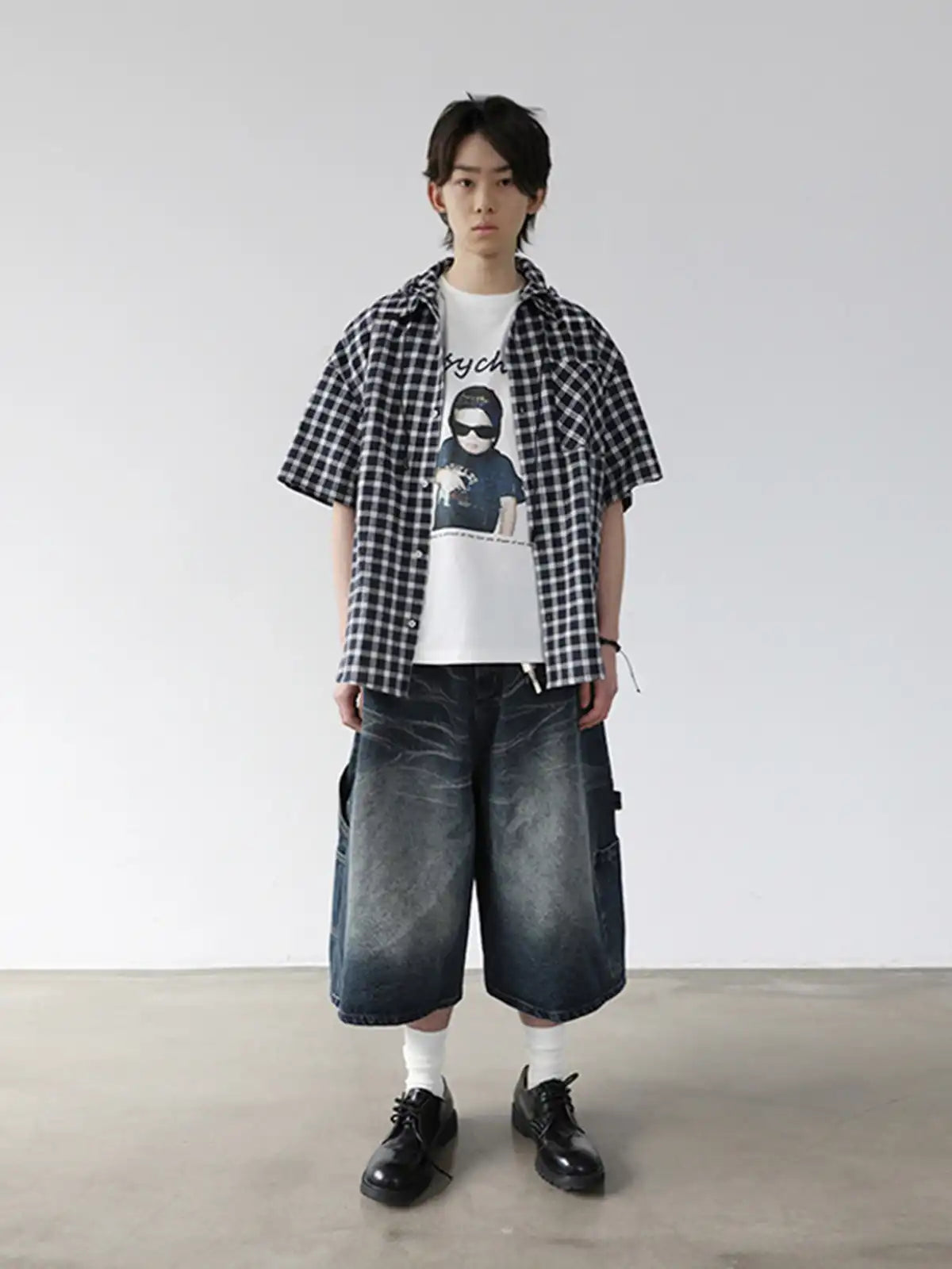 フードがボタンで付いているチェック柄の半袖シャツ
