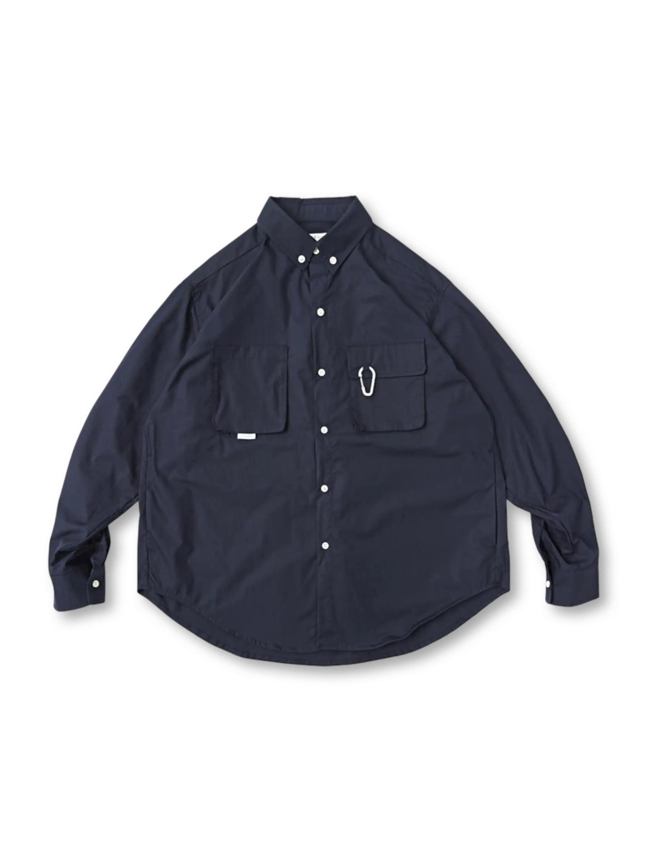 胸元と袖部に複数のポケットが付いたワークシャツ、ルーズシルエットが特徴