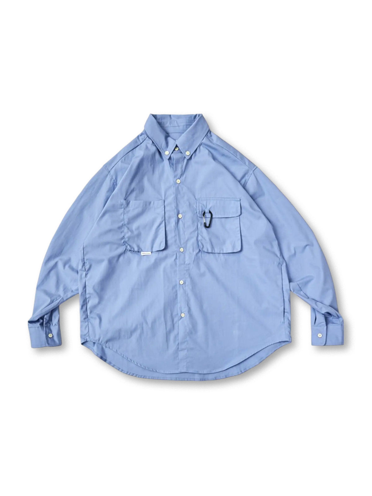 胸元と袖部に複数のポケットが付いたワークシャツ、ルーズシルエットが特徴
