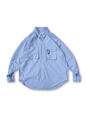 胸元と袖部に複数のポケットが付いたワークシャツ、ルーズシルエットが特徴