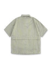 グリーン系のチェック柄と大きなフロントポケットが印象的な半袖シャツ正面全体