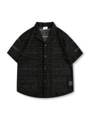 レースのような透かし柄が全体に施された、半袖キューバシャツのフロント全体像