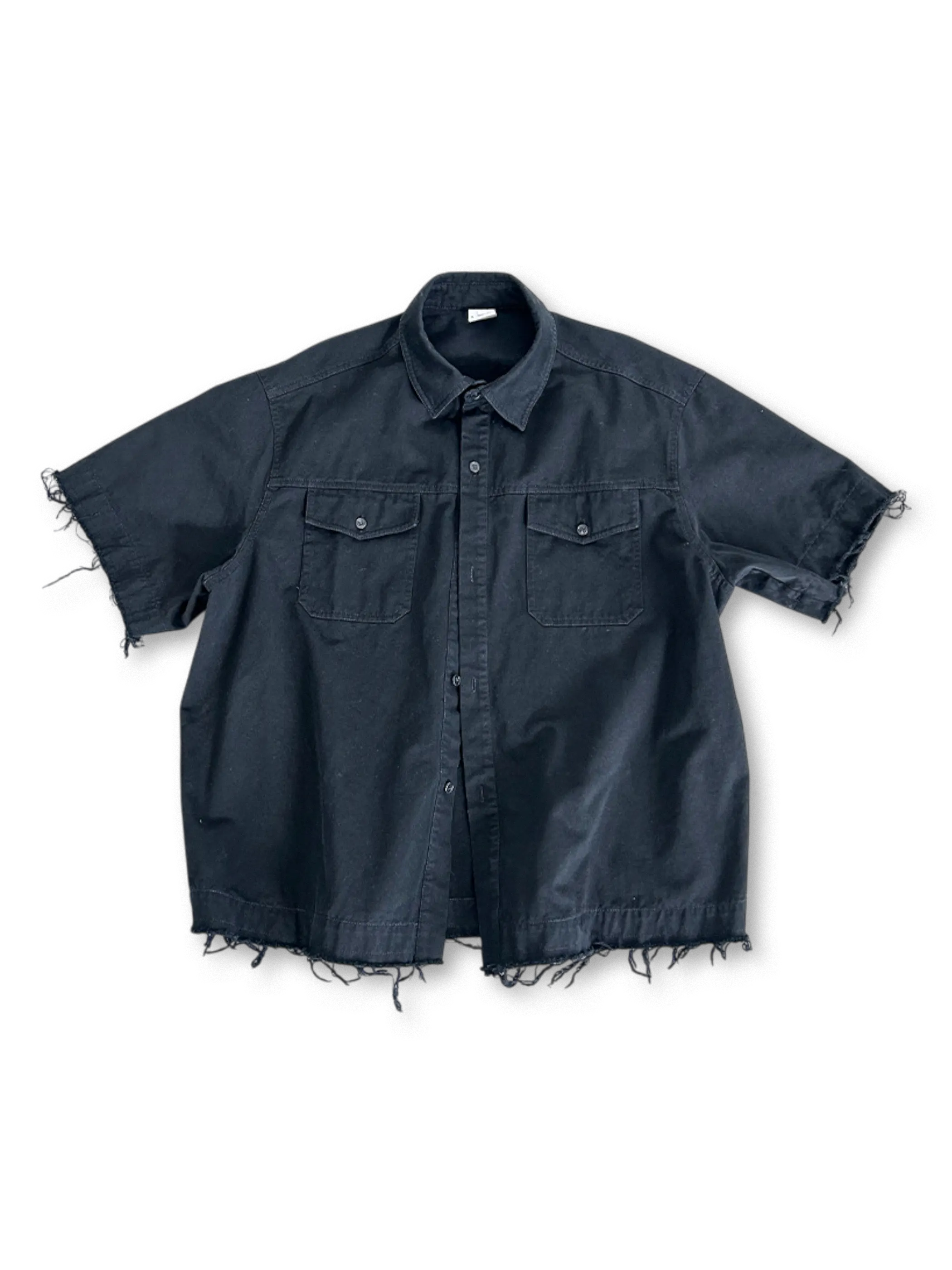 ボクシーシルエットのショートスリーブシャツ、胸に2つのフラップポケットが付いている