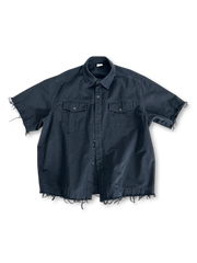 ボクシーシルエットのショートスリーブシャツ、胸に2つのフラップポケットが付いている