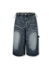 七分丈のデニムショーツ、片側に大きめのカーゴポケットが付いている
