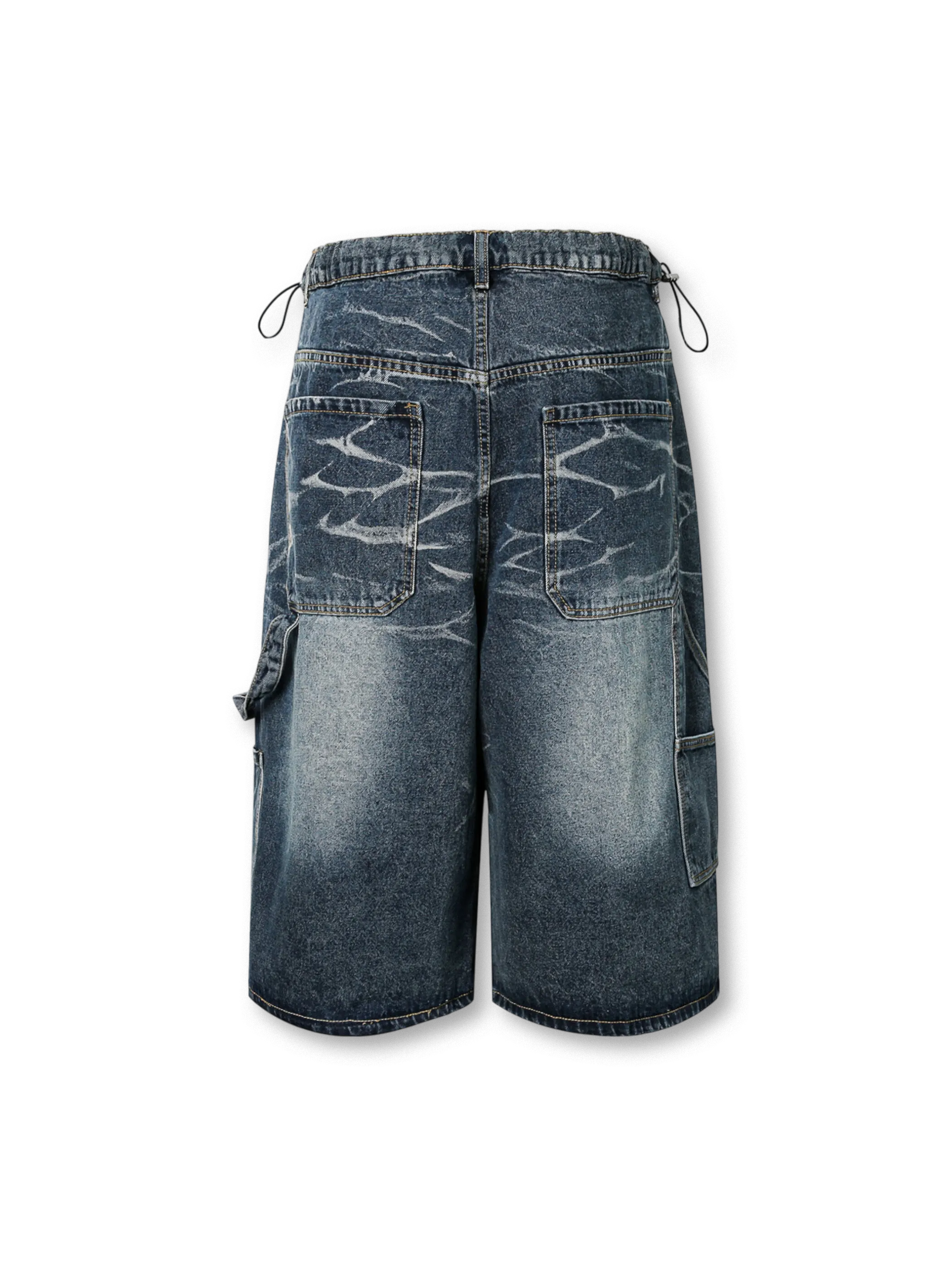 七分丈のデニムショーツ、片側に大きめのカーゴポケットが付いている
