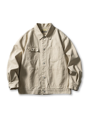 ベージュやカーキなど落ち着いたカラーリングで、フロントポケットが2つあるフレンチワークジャケット