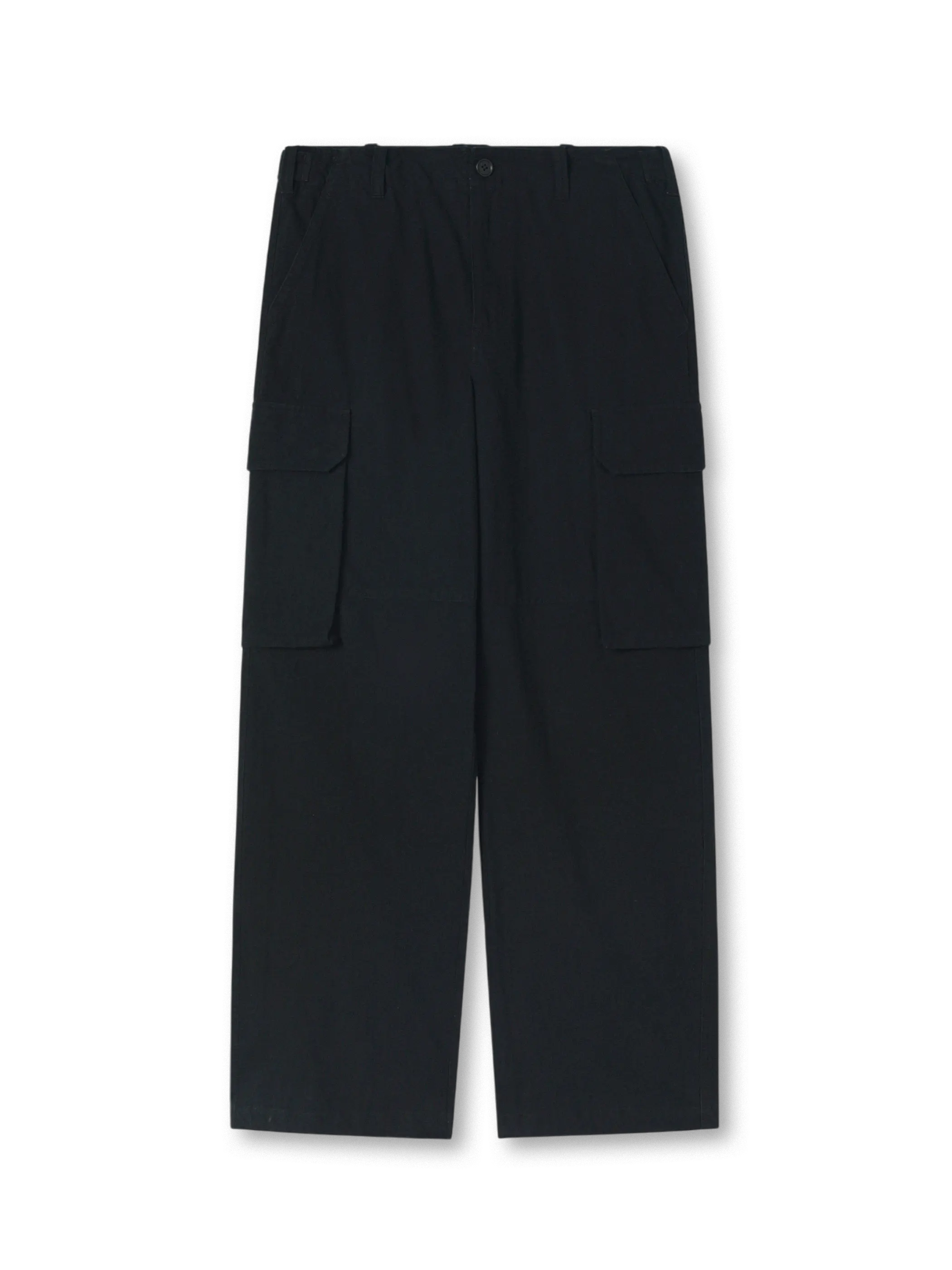 フロント全体を写したカーゴパンツ
