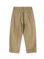 パンツ全体を正面から撮影した画像