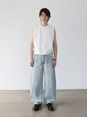 淡いウォッシュ加工が施されたロング丈ワイドデニム、ウエストのドローコードが見える
