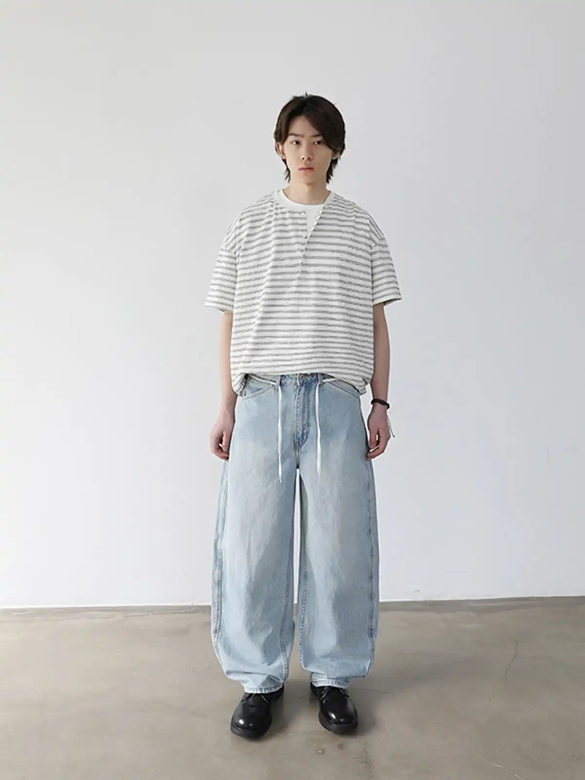 ボタン付きヘンリーネックとストライプ柄が目を引く、ボクシーシルエットのTシャツ