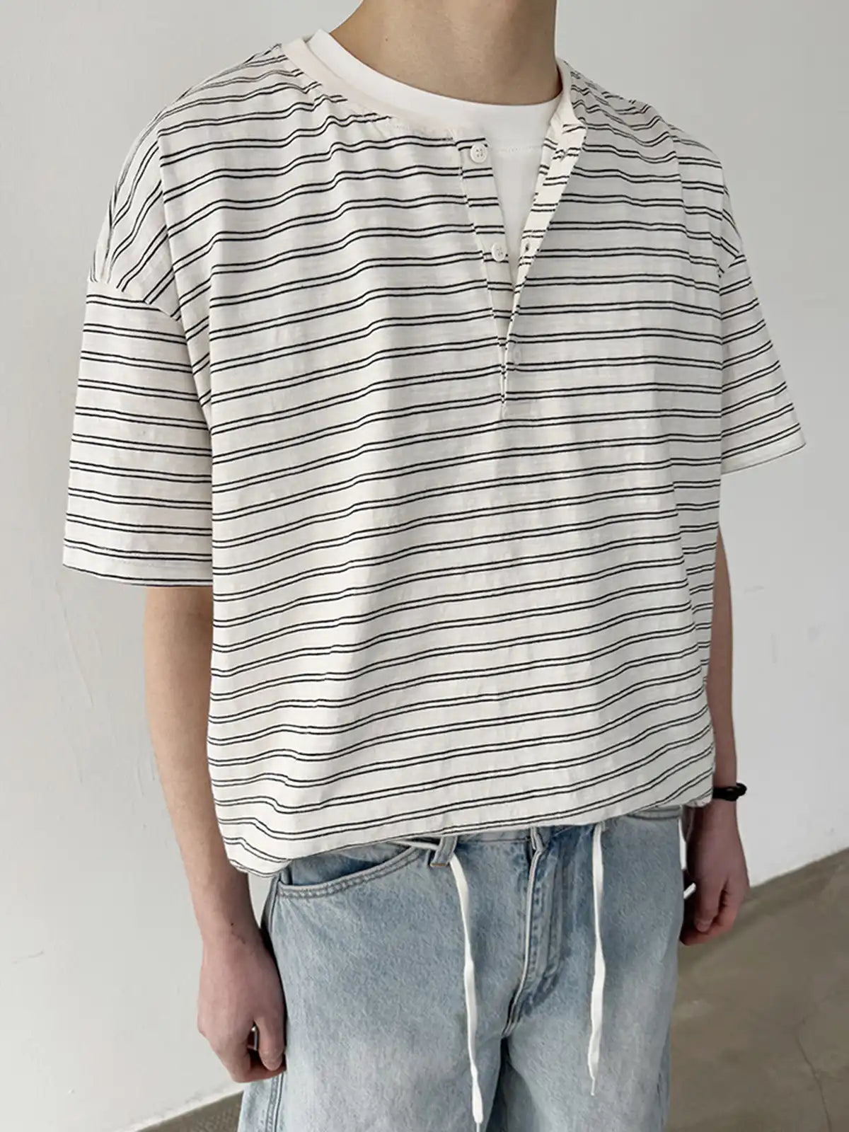 ボタン付きヘンリーネックとストライプ柄が目を引く、ボクシーシルエットのTシャツ
