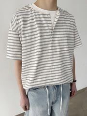 ボタン付きヘンリーネックとストライプ柄が目を引く、ボクシーシルエットのTシャツ